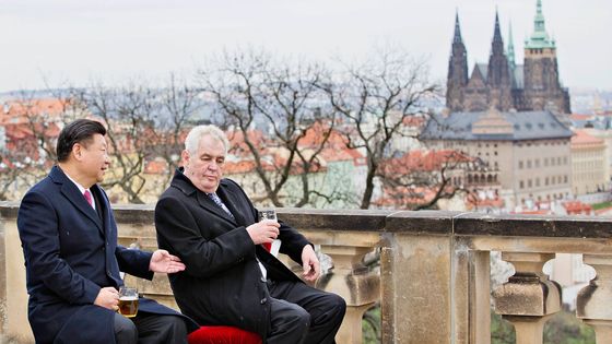 Foto: Vlajka EU na Hradě, červené trenky i holí na premiéra. To bylo prvních pět let se Zemanem