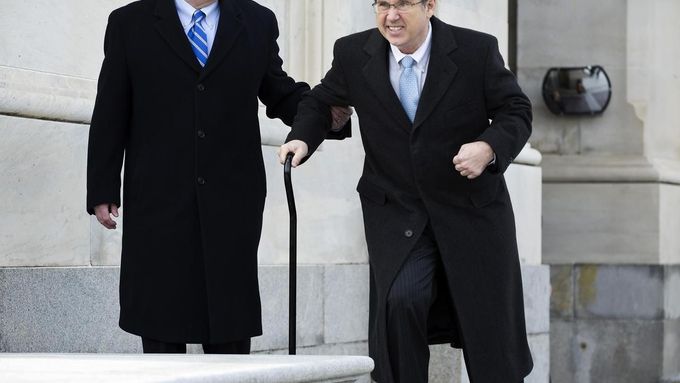 Mark Kirk zdolává po mrtvici schody do Senátu.