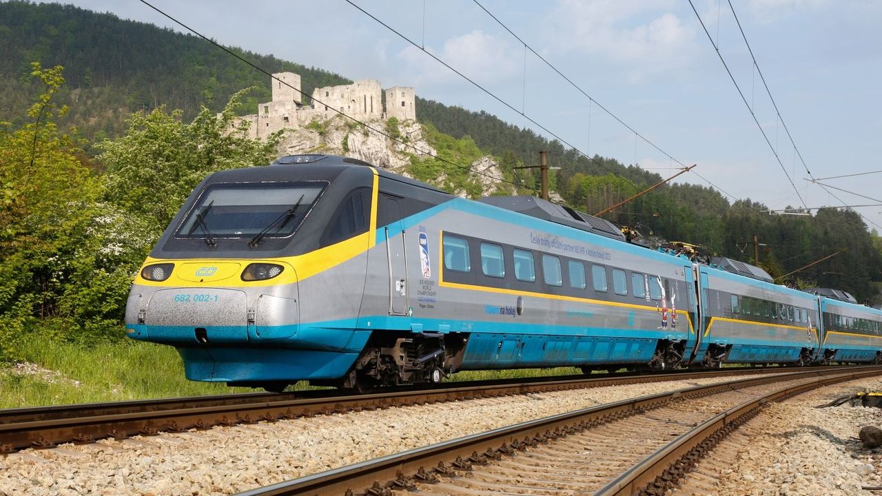 "Zamrzne" pendolino? Kvůli závadám klíčového dílu se České dráhy přou s Alstomem