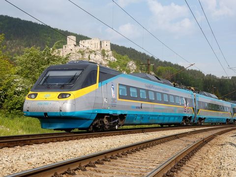 "Zamrzne" pendolino? Kvůli závadám klíčového dílu se České dráhy přou s Alstomem