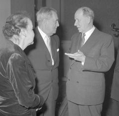 Václav Talich s manželkou Vidou a prezidentem Antonínem Zápotockým, 1957.