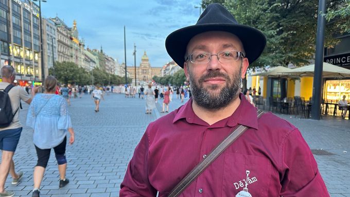 Aktuálně.cz mluvilo s Danielem Sterzikem, který je známý pod označením Vidlák, o jeho názorech i politice Stačilo!
