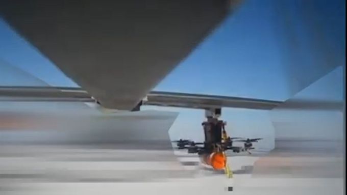 Mateřský dron SFS GOGOL-M v akci. Ukrajinská firma tvrdí, že ho s útočnými drony propojila umělou inteligencí