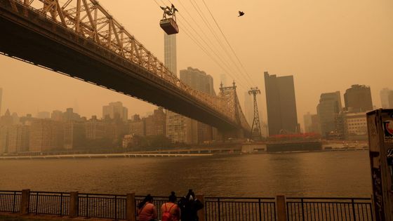 Venku to vypadá jako na Marsu. New York zamořil oranžový dým z požárů