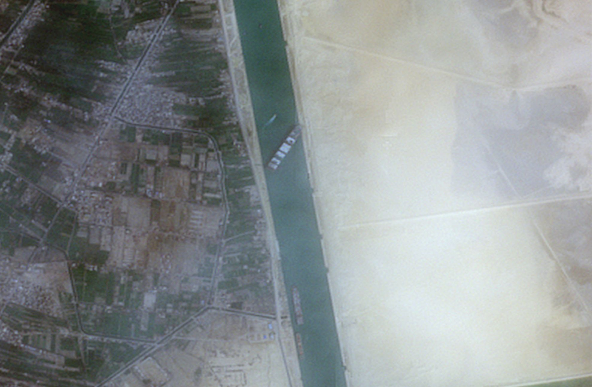 Kontejnerová loď uvázla v Suezském průplavu