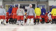 Žádný tvrdý trénink. Trenéři prostě hodili puk na hřiště a řekli hrejte. Česká reprezentace do dvaceti let se sešla v Rokycanech, kde hned v sobotu večer sehrála první modelové utkání. Na základě něho trenér Miroslav Přerost poprvé zúží výběr.