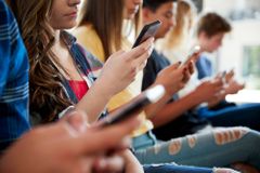 Psycholog: Lidé jsou závislí na mobilech, zvykli jsme si být neustále ve spojení