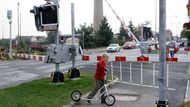 Železniční přejezd za osm miliónů byl ve Vlašimi otevřen před parlamentními volbami. Peníze na něj šly od státu, ne z EU.