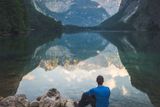 Německá strana Alp je výjimečná a stojí za návštěvu. Východ slunce u jezera Obersee, Německo 2016, autoportrét