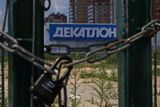 Řetěz a zámek. Zavřená prodejna Decathlonu v Mytišči na okraji Moskvy.