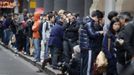 People queue outside an Apple store as they wait to buy an iPhone 5, in central Sydney September 21, 2012. Apple Inc's iPhone 5 hit stores around the globe on Friday, with fans snapping up the device that is expected to fuel a huge holiday quarter for the consumer giant. REUTERS/Tim Wimborne (AUSTRALIA - Tags: BUSINESS SCIENCE TECHNOLOGY TELECOMS) Published: Zář. 20, 2012, 11:41 odp.