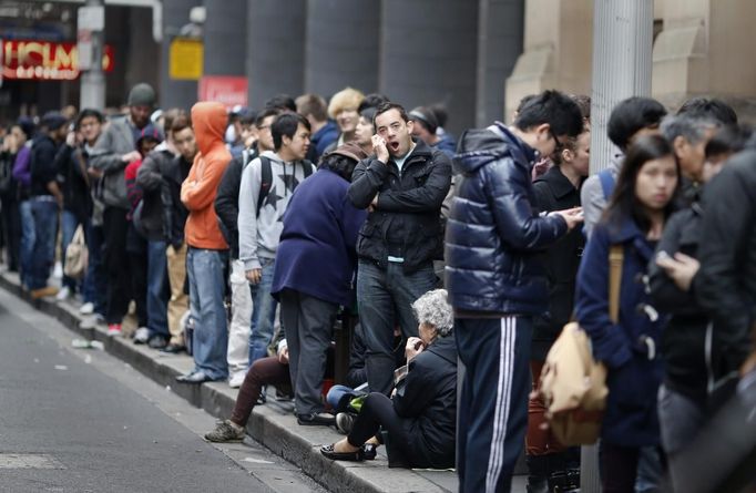 People queue outside an Apple store as they wait to buy an iPhone 5, in central Sydney September 21, 2012. Apple Inc's iPhone 5 hit stores around the globe on Friday, with fans snapping up the device that is expected to fuel a huge holiday quarter for the consumer giant. REUTERS/Tim Wimborne (AUSTRALIA - Tags: BUSINESS SCIENCE TECHNOLOGY TELECOMS) Published: Zář. 20, 2012, 11:41 odp.