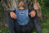 Roman Šebrle odpočívá uprostřed náročného desetibojařského tréninku v Nymburce.