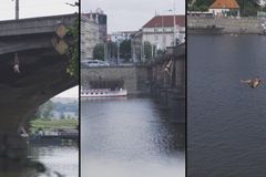 Video: Profesionální skokani se vrhli z pražských mostů. Podívejte se na jejich skoky