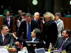 Francouzský prezident Nicolas Sarkozy na summitu o dluhové krzi přátelsky poklepává po rameni Petra Nečase. Žertuje s nimi stojící britský ministerský předseda David Cameron.