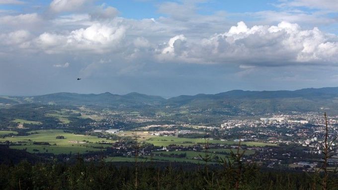 Stotisícový Liberec je ohraničen Jizerskými horami a Ještědským hřbetem. Rozšiřování města je problematické