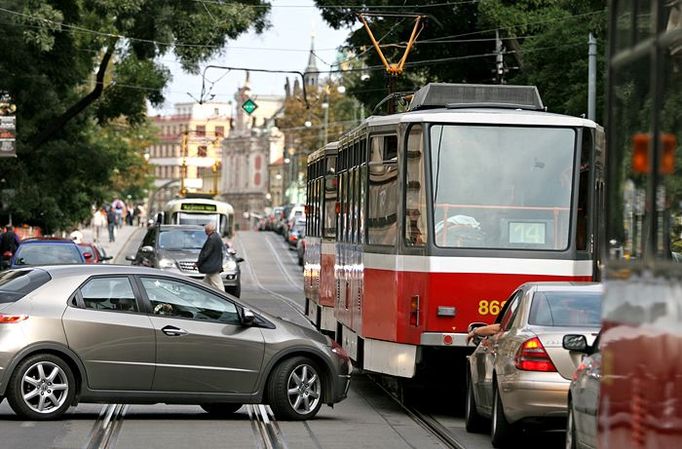 Odkloněná doprava směrem do centra kolabuje, mnozí řidiči osobních aut nerespektují předpisy a tramvaje nemohou plynule projet k zastávce Národní.