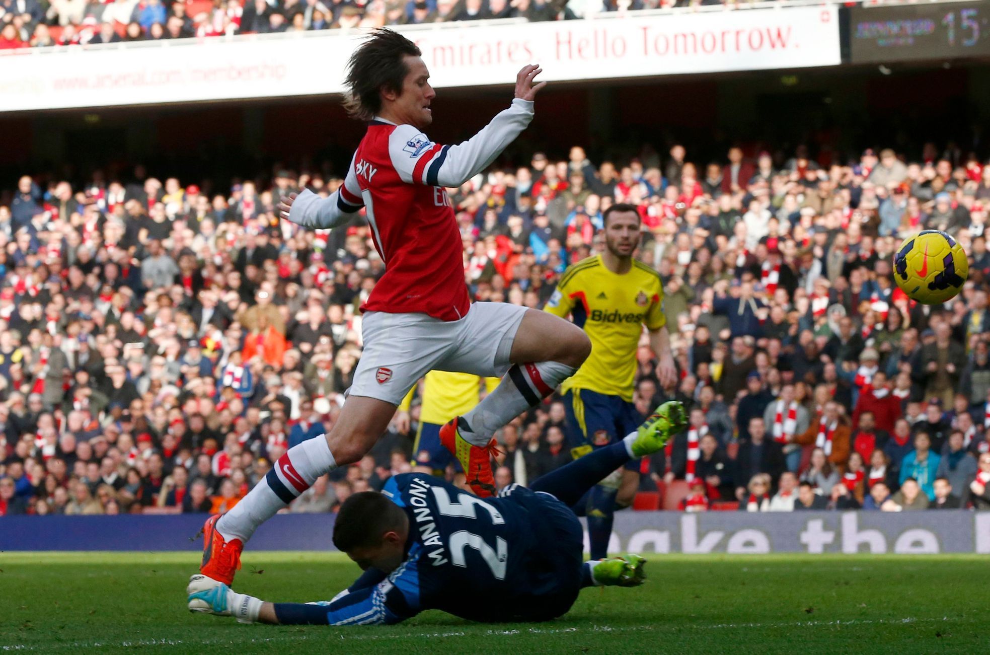 Tomáš Rosický překonává Mannoneho při utkání Premier League Arsenal vs. Sunderland