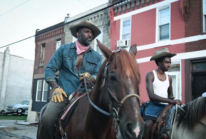 Idris Elba jako Harp a Caleb McLaughlin v roli Colea.