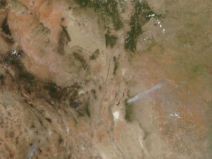 NASA satellite image shows fires burning near the resort community of Ruidoso, New Mexico, June 10, 2012. Raging wildfires forced hundreds of residents to flee homes in Colorado and New Mexico on Sunday as high winds and high temperatures fanned the flames, authorities said. In central New Mexico, about 1,500 people fled the "Little Bear" fire near Ruidoso to shelters set up by churches and the Red Cross. REUTERS/NASA/Aeronet/Handout (UNITED STATES - Tags: DISASTER ENVIRONMENT) FOR EDITORIAL USE ONLY. NOT FOR SALE FOR MARKETING OR ADVERTISING CAMPAIGNS. THIS IMAGE HAS BEEN SUPPLIED BY A THIRD PARTY. IT IS DISTRIBUTED, EXACTLY AS RECEIVED BY REUTERS, AS A SERVICE TO CLIENTS Published: Čer. 11, 2012, 4:09 dop.