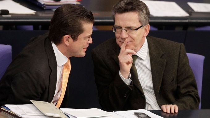 Již bývalý ministr obrany Guttenberg a jeho nástupce de Maziére (vpravo)