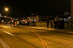 Žena, kterou srazilo auto z mostu do Vltavy, zemřela