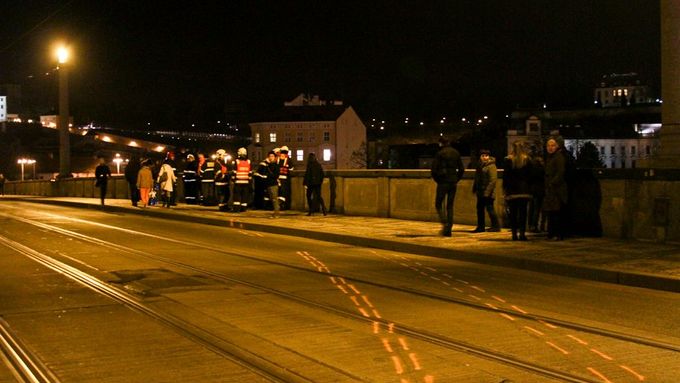 Policisté zmapovali, jak automobil na Mánesově mostě jel.