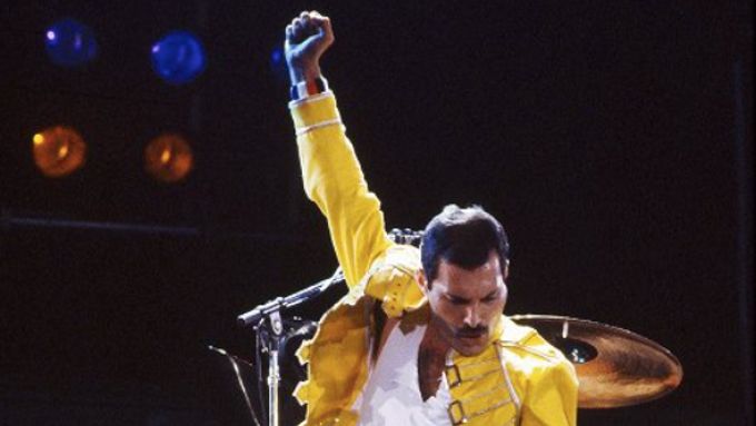 Zpěvák Freddie Mercury, vůdčí postava britské rockové kapely Queen, zemřel 24. listopadu 1991 na zápal plic, který vyvolala nemoc AIDS.