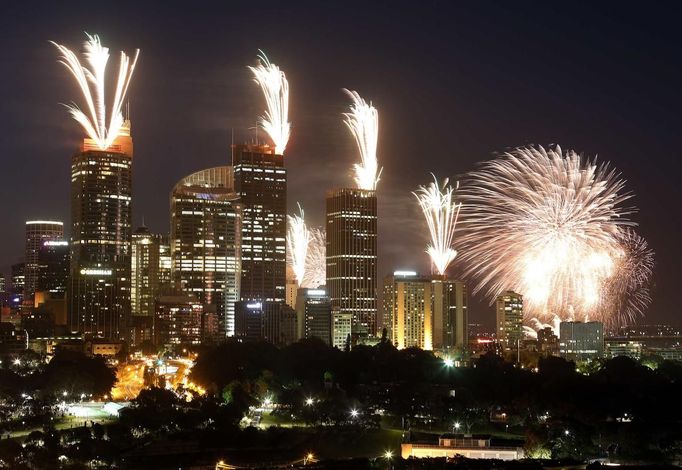 První ohňostroje osvítily přístav v Sydney ještě před tamní půlnocí.