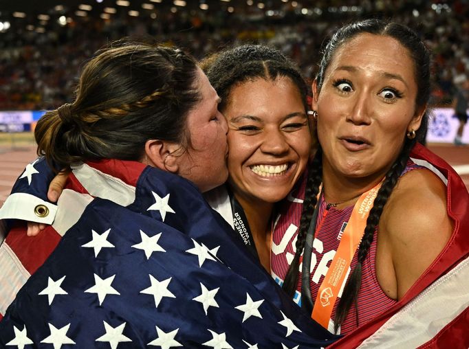 Camryn Rogersová, Janee Kassanavoidová, DeAnna Priceová