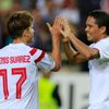 Carlos Bacca a Denis Suarez slaví gól Sevilly