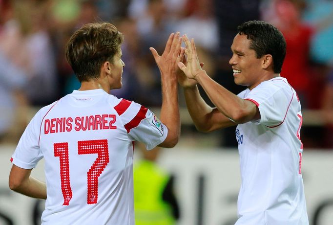 Carlos Bacca a Denis Suarez slaví gól Sevilly