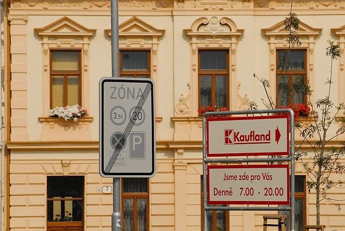 Kaufland je postaven na samé hranici památkové zóny. I to byl jeden z důvodů proč město a památkáři zpočátku proti stavbě protestovali.