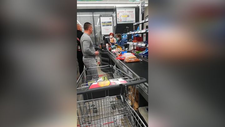 Slovenští odpůrci roušek "blokují" obchody. V Prievidzi na ně zavolali policii; Zdroj foto: Youtube / LAIK 1989