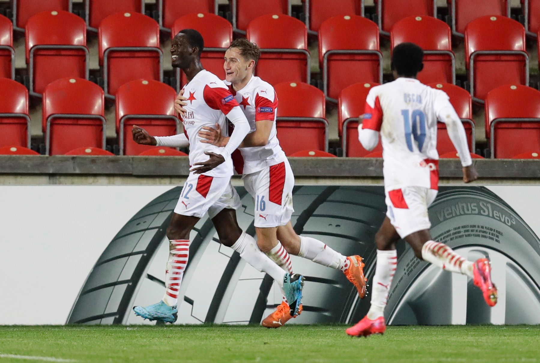 Abdallah Sima slaví gól v zápase Evropské ligy Slavia - Nice