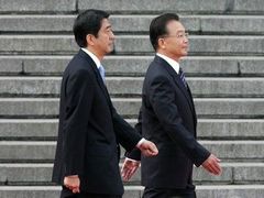 Nastane obleva? Předsedové vlád Číny a Japonska Wen Ťia-pao a Šinzó Abe kráčí bok po boku při nedávné návštěvě japonského premiéra v Pekingu.