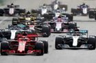 F1 živě: Závod plný šoků vyhrál Hamilton. Red Bully se vyřadily navzájem