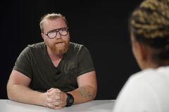 "Jsem dezolát." Režisér vzal na Ukrajinu fanoušky Ruska. Točil je i při úderu raket