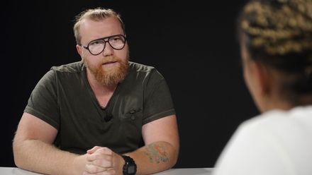 "Jsem dezolát." Režisér vzal na Ukrajinu fanoušky Ruska. Točil je i při úderu raket