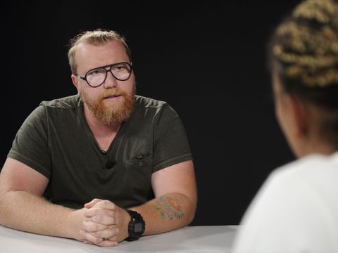 "Jsem dezolát." Režisér vzal na Ukrajinu fanoušky Ruska. Točil je i při úderu raket