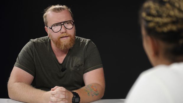 "Jsem dezolát." Režisér vzal na Ukrajinu fanoušky Ruska. Točil je i při úderu raket