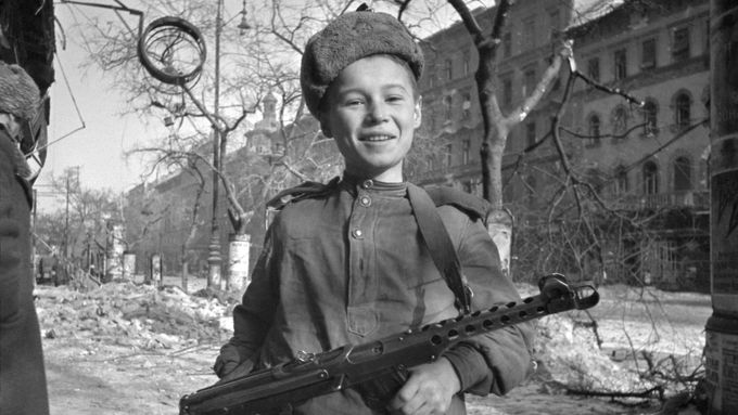 Na ilustračním snímku z Vídně roku 1945 je sovětský chlapec.