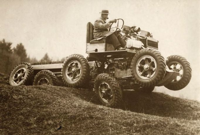 Kuriózní automobilová monstra na čtyř i více kolech z dávno minulých.