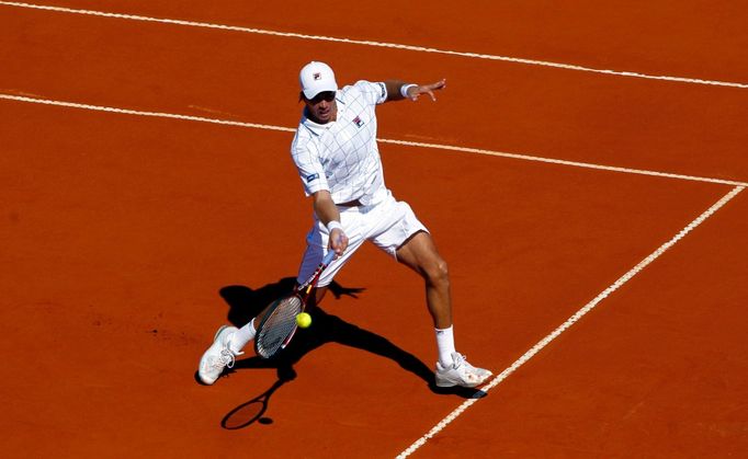 Argentinský tenista Carlos Berlocq v semifinálovém utkání Davis Cupu 2012 s Čechem Tomášem Berdychem.