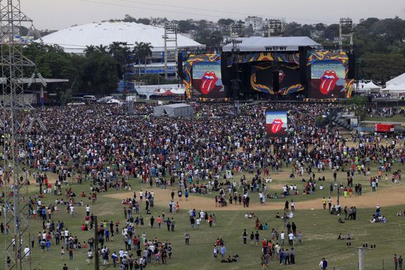 Fanoušci čekají na koncert Rolling Stones.