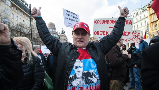 Foto: Hanba NATO, hanba Kremlu. Protesty za i proti konvoji