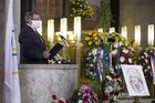 Smuteční obřady jsou téměř bez hostů. Existuje i alternativa, například videopřenosy