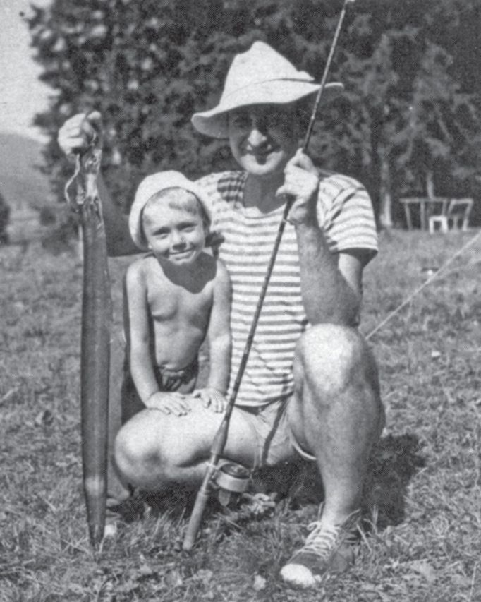 Ota Pavel se synem Jiřím a uloveným úhořem, 1959.