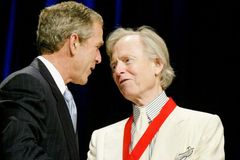 Zemřel americký spisovatel Tom Wolfe, autor Ohňostroje marnosti