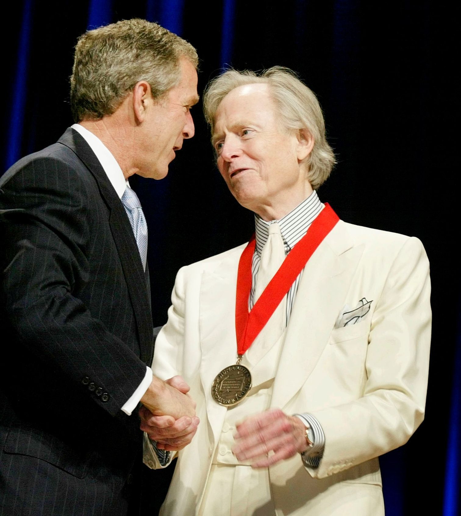 Novinář a spisovatel Tom Wolfe s bývalým americkým prezidentem Georgem W. Bushem